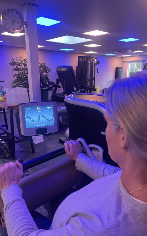 Vrouw kijkt naar de egym