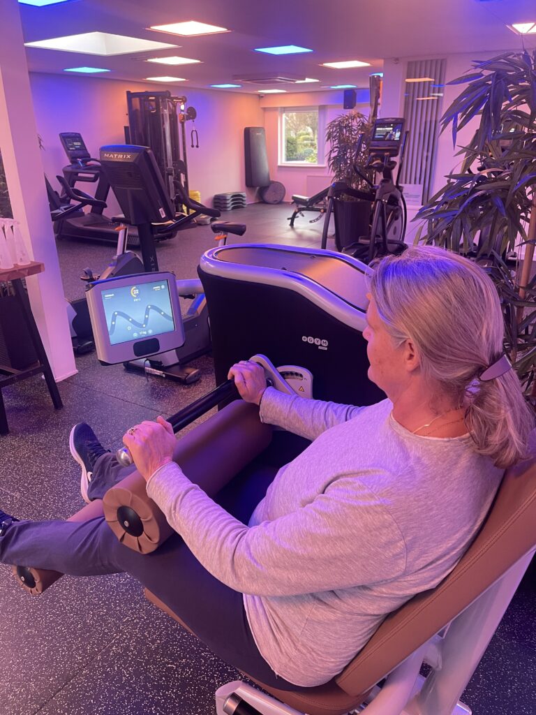 Vrouw traint op de egym Vrouw traint op de egym